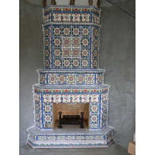 Камин в изразцах